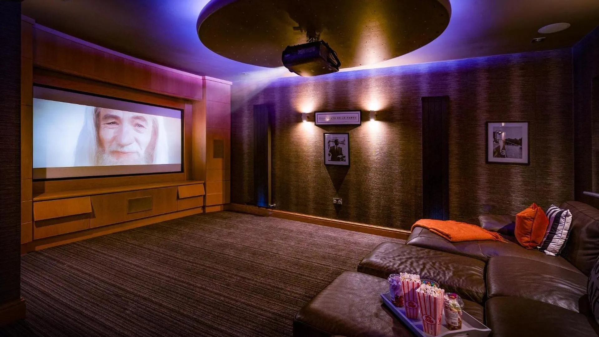 Hawkwood Court - With Hot Tub, Cinema, Gym, Games Room & Outdoor Kitchen Scarborough