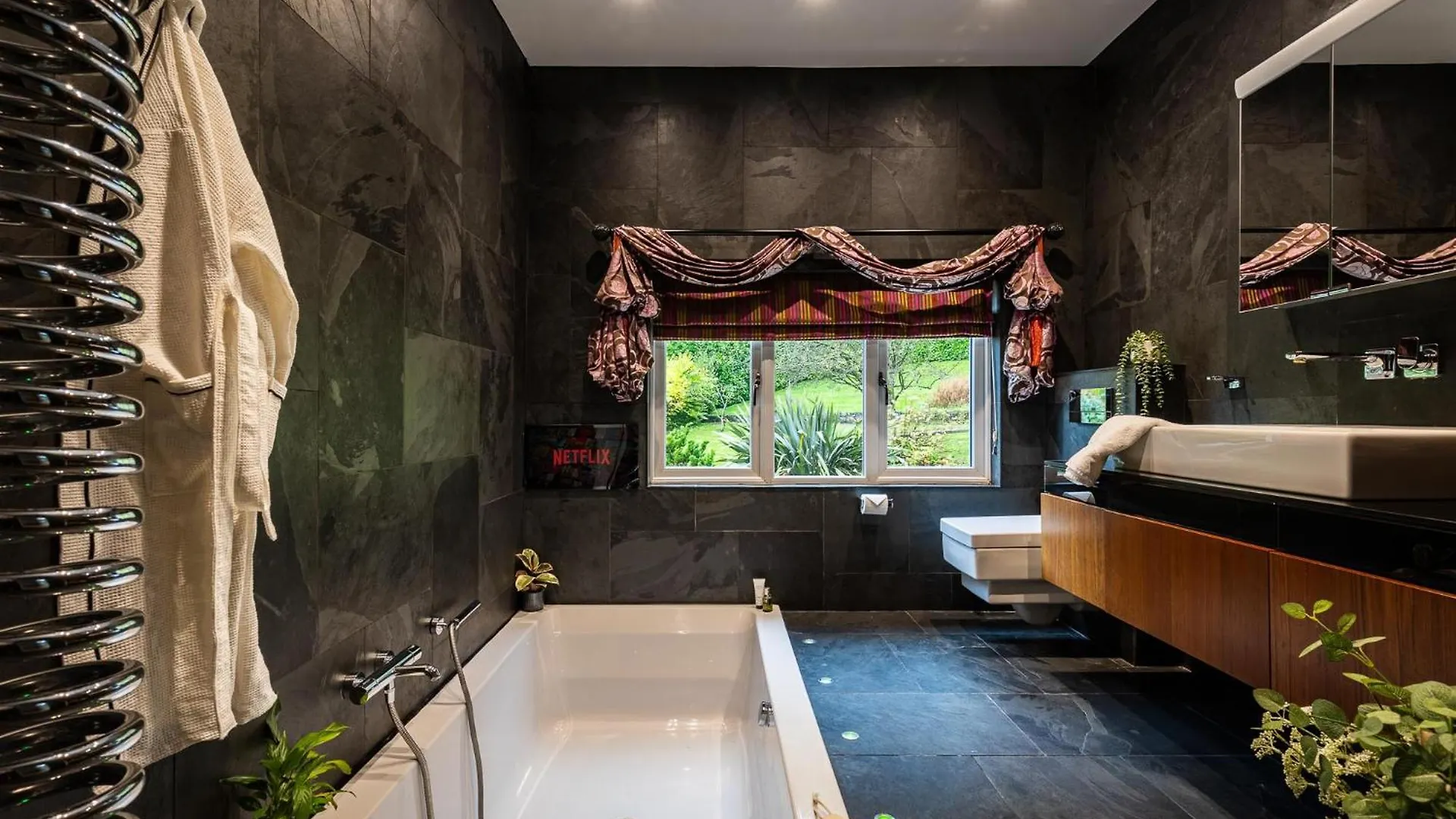 Hawkwood Court - With Hot Tub, Cinema, Gym, Games Room & Outdoor Kitchen Scarborough
